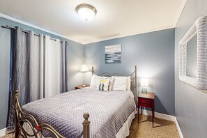 2 bedrooms, iron/ironing board, WiFi, bed sheets - Gulf Front Getaway w/ Free WiFi, Central A/C, Balcony, Shared Pool, Beach Access (Orange Beach)