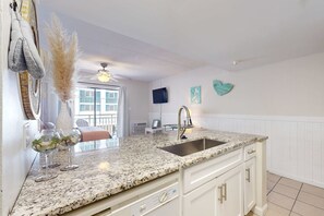 Interior - Updated studio w/shared outdoor pools and tennis court, family-friendly, & more! (Orange Beach)