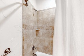 Dusche, Haartrockner, Handtücher