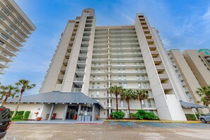 Exterior - Gulf front condo w unobstructed beach views - shared pools, hot tub, & tennis (Orange Beach)