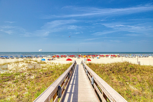 On the beach - Inviting coastal-chic, beachfront condo with pool, hot tub, and tennis (Orange Beach)