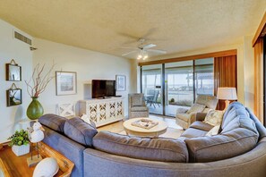 TV, DVD player - Inviting coastal-chic, beachfront condo with pool, hot tub, and tennis (Orange Beach)