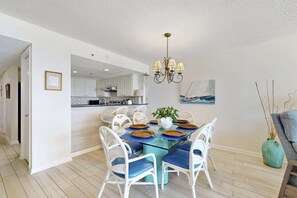 Dining - Recently Updated Beachfront Condo w/ Incredible Views Plus Shared Pools, Hot Tub (Orange Beach)