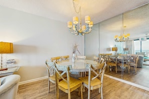 Dining - Gulf front condo w/ a shared hot tub, pools, tennis - snowbirds welcome (Orange Beach)