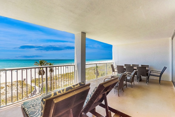 Property grounds - Gulf front condo w/ a shared hot tub, pools, tennis - snowbirds welcome (Orange Beach)
