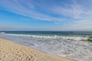 On the beach - Gulf-front condo with easy beach access, gym, hot tub & pools (Orange Beach)