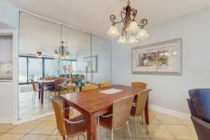 Dining - Gulf-front condo with easy beach access, gym, hot tub & pools (Orange Beach)