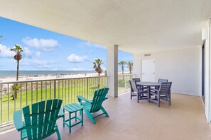 Outdoor dining - Gulf-front condo with easy beach access, gym, hot tub & pools (Orange Beach)