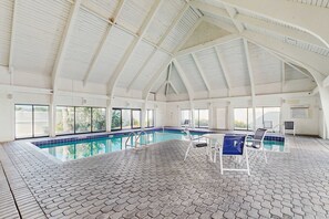 Pool - Gorgeous beachfront condo with open layout, pools, tennis, & gym (Orange Beach)