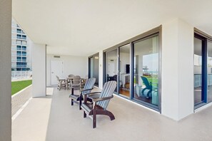 Outdoor dining - Stunning Gulf front condo w/ a spacious layout, shared pools, & fitness room (Orange Beach)