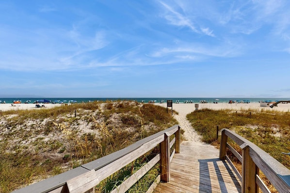 On the beach - Stunning Gulf front condo w/ a spacious layout, shared pools, & fitness room (Orange Beach)
