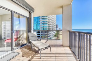 Property grounds - Waterfront corner condo with shared pools, wrap-around balcony, & tennis courts (Orange Beach)