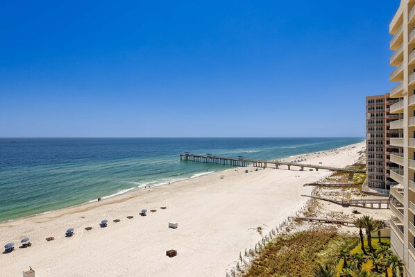 On the beach - Family-friendly, Gulf-front condo with private balcony and resort style pools, sauna and gym (Orange Beach)