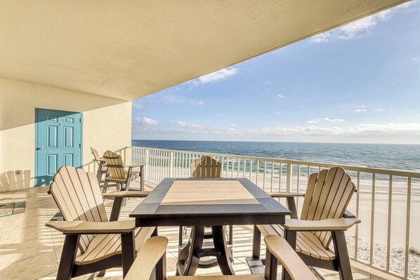 Outdoor dining - Gorgeous gulf-view condo w/ indoor & outdoor pools Sauna & boardwalk (Orange Beach)