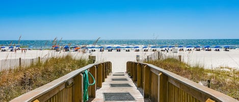 På stranden