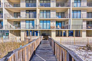 Exterior - Gulf front condo with pool and beach access - breath taking balcony views (Orange Beach)