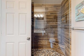 Shower, towels - Stunning, remodeled condo on Cotton Bayou with shared dock & pool (Orange Beach)