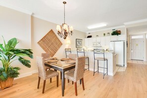 Dining - Gulf-front condo with balcony, central AC, pools, hot tubs & beach access (Orange Beach)
