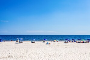 On the beach - Lovely resort condo with spectacular Gulf views, pool & tennis (Orange Beach)