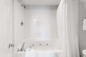Shower, towels - Beachfront Resort Condo Featuring Shared Hot Tub & Pool, Central AC, Free WiFi (Orange Beach)
