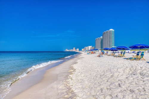 Beachfront Resort Condo Featuring Shared Hot Tub & Pool, Central AC, Free WiFi