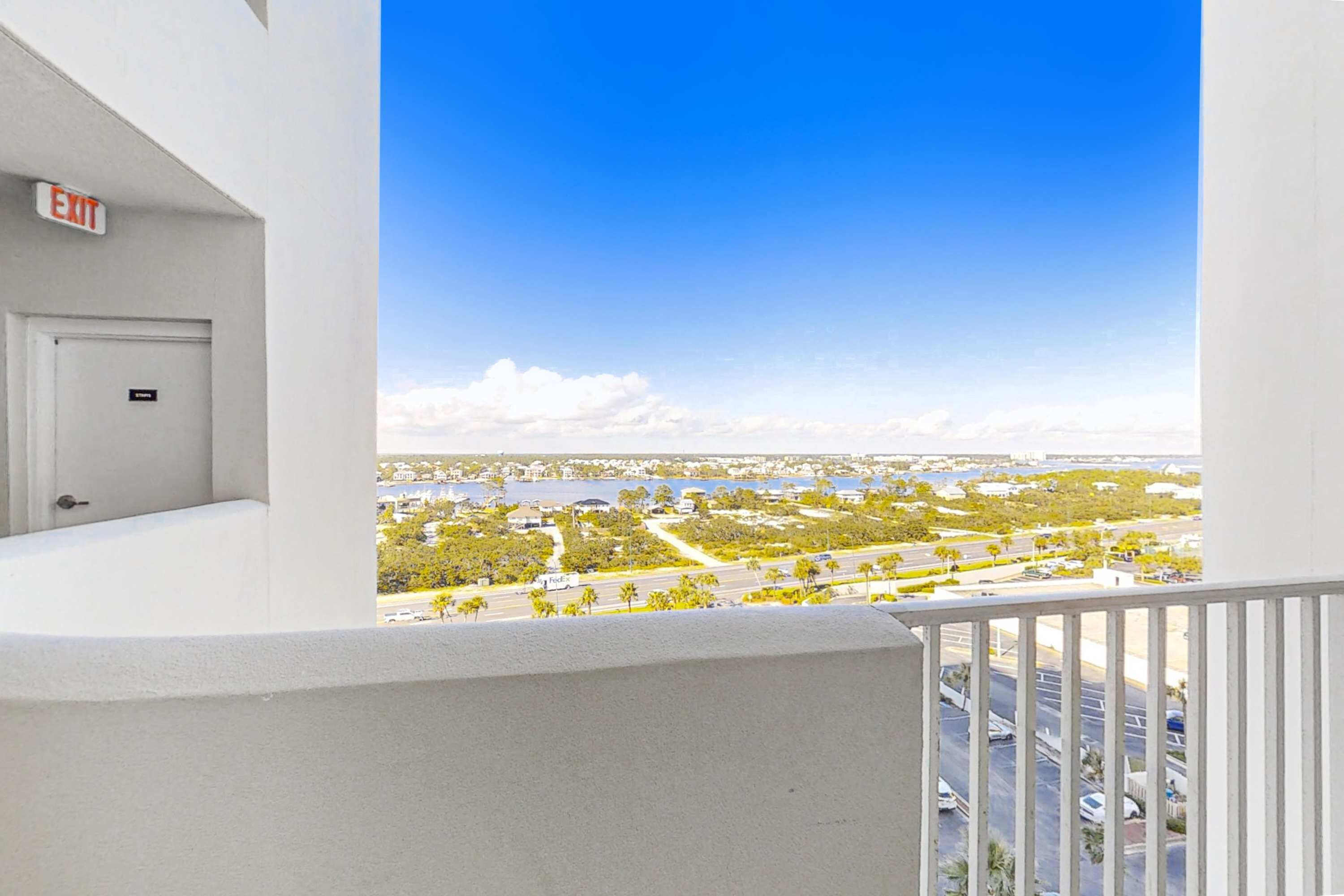 Varanda com vista para uma marina e edifícios.