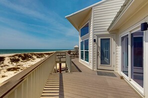 Terrace/patio - Amazing beachfront oasis with Gulf views, free WiFi, pool, and central AC (Orange Beach)