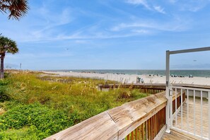 On the beach - Fifth-Floor Getaway in Beachfront Resort with Free WiFi, Central AC, Shared Pool (Orange Beach)