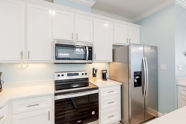 Fridge, microwave, oven, stovetop - Amazing Gulf-front home on the beach with grill & washer/dryer - dog-friendly (Dauphin Island)