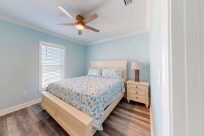4 bedrooms, travel cot, WiFi, bed sheets - Amazing Gulf-front home on the beach with grill & washer/dryer - dog-friendly (Dauphin Island)