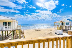 On the beach - Amazing Gulf-front home on the beach with grill & washer/dryer - dog-friendly (Dauphin Island)