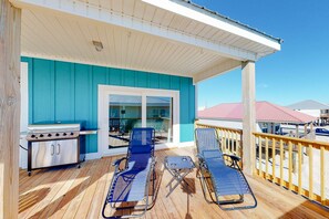 Terrace/patio - Amazing Gulf-front home on the beach with grill & washer/dryer - dog-friendly (Dauphin Island)