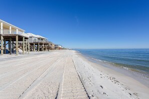 On the beach - Amazing Gulf-front home on the beach with grill & washer/dryer - dog-friendly (Dauphin Island)