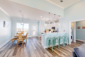 Dining - Amazing Gulf-front home on the beach with grill & washer/dryer - dog-friendly (Dauphin Island)