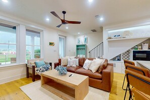 TV - Exquisite waterview duplex with bunkroom, internet, and grill (Dauphin Island)
