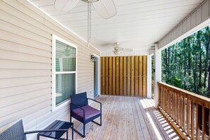 Terrace/patio - Modern island gem with perfect location, WiFi, central AC, full kitchen & W/D (Dauphin Island)