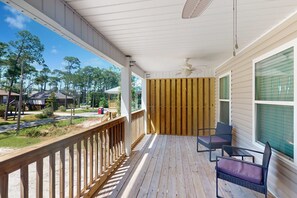 Terrace/patio - Modern island gem with perfect location, WiFi, central AC, full kitchen & W/D (Dauphin Island)