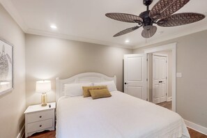 2 bedrooms, WiFi, bed sheets - Modern island gem with perfect location, WiFi, central AC, full kitchen & W/D (Dauphin Island)