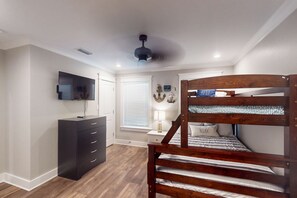 2 bedrooms, WiFi, bed sheets - Modern island gem with perfect location, WiFi, central AC, full kitchen & W/D (Dauphin Island)