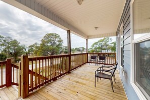 Terrace/patio - Gulfview duplex with loft, full kitchen, and washer and dryer. (Dauphin Island)