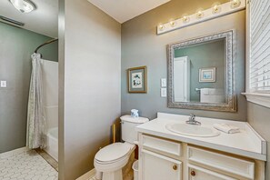 Shower, towels - Dreamy Duplex on the Bay w/ Views, Full Kitchen & Free WiFi - Dogs Welcome! (Dauphin Island)