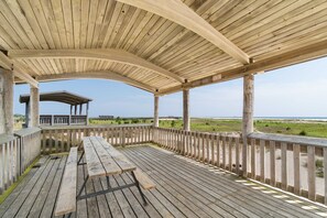 Outdoor dining - Stylish island condo near the beach with fast WiFi, central AC, & private W/D (Dauphin Island)