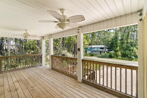 Terrace/patio - Stylish island condo near the beach with fast WiFi, central AC, & private W/D (Dauphin Island)