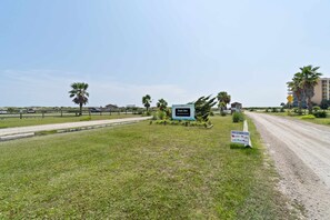 Property grounds - Stylish island condo near the beach with fast WiFi, central AC, & private W/D (Dauphin Island)
