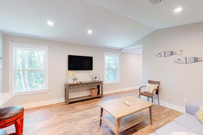 TV - Stylish island condo near the beach with fast WiFi, central AC, & private W/D (Dauphin Island)
