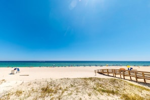 På stranden