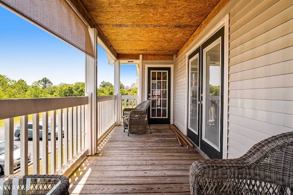 Terrace/patio - Snowbird-friendly condo with AC, outdoor pool, tennis & hot tub - near the beach (Gulf Shores)
