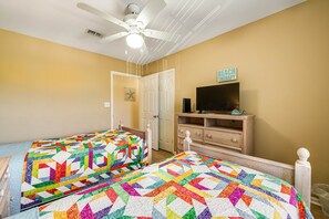 3 bedrooms, iron/ironing board, WiFi, bed sheets - Snowbird-friendly condo with AC, outdoor pool, tennis & hot tub - near the beach (Gulf Shores)