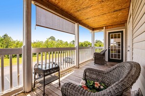 Terrace/patio - Snowbird-friendly condo with AC, outdoor pool, tennis & hot tub - near the beach (Gulf Shores)