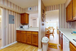 Fridge, microwave, oven, stovetop - Beach-themed condo with shared pool, pier, and beach access (Gulf Shores)